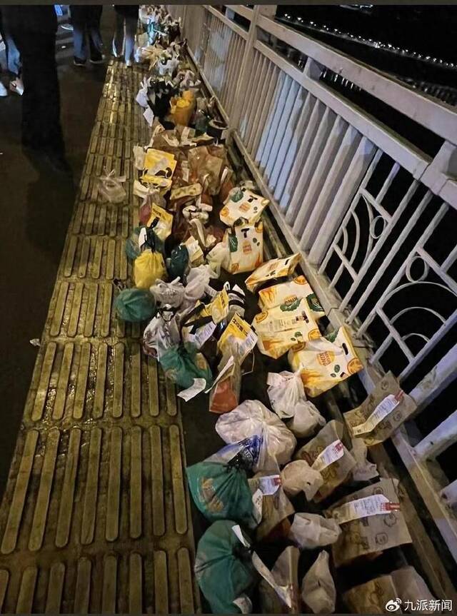 重庆长江大桥上祭奠“胖猫”的外卖。图/社交媒体用户可可睡不着