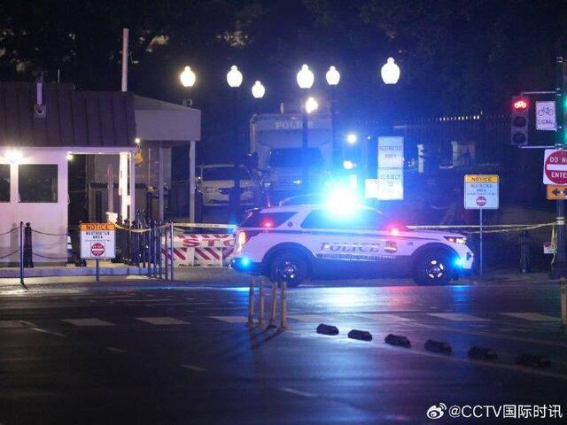 美白宫建筑群外围安全护栏遭汽车冲撞 司机当场死亡