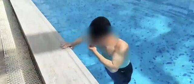 郑州一游泳馆教练憋气训练时溺亡，工作人员在旁拍视频却未及时施救？当地回应