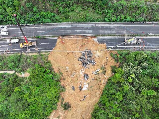 2024年5月1日凌晨，广东梅州市大埔县的梅大高速茶阳路段发生一处路面塌方。视觉中国图