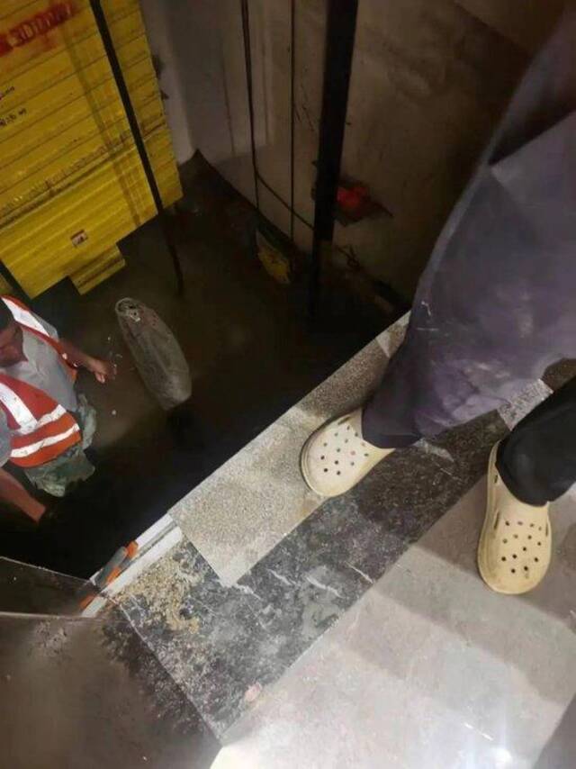 电梯井内遭遇进水。受访者供图