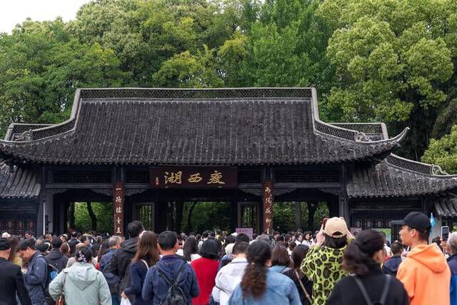 2024年5月2日，江苏扬州瘦西湖，五一劳动节期间扬州旅游依然火爆，瘦西湖人流如潮，但次序井然。  