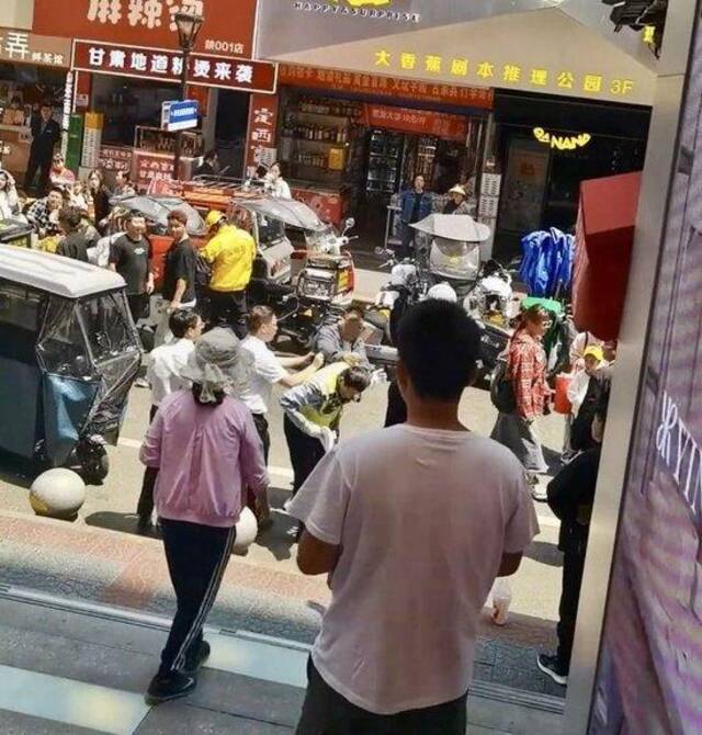 西安一男子当街殴打交警。（网传视频截图）