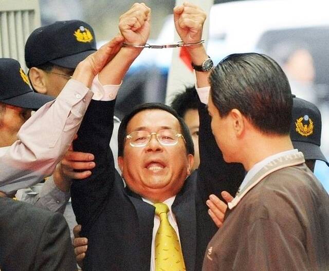 2008年陈水扁被戴上手铐图源：台湾“联合新闻网”