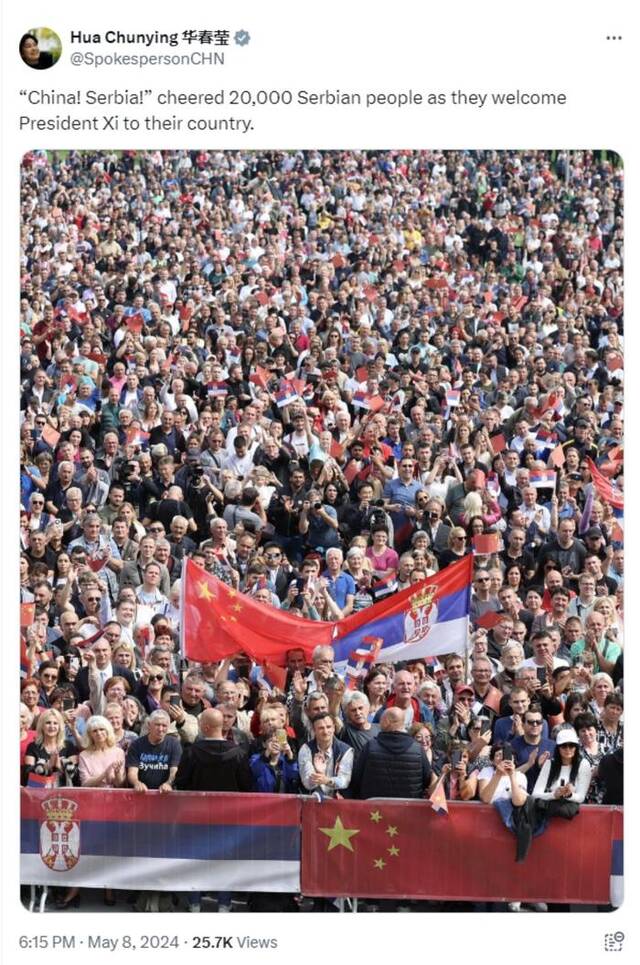 华春莹发现场图：20000塞尔维亚群众欢迎习主席到访，欢呼“中国！塞尔维亚！”