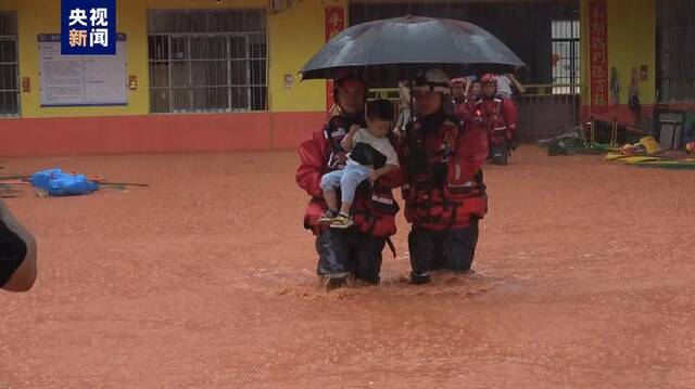 广西南宁积水倒灌进幼儿园 消防转移172名师生