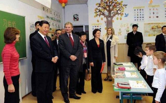 2009年10月16日，时任中国国家副主席习近平访问位于匈牙利首都布达佩斯的匈中双语学校。新华社记者饶爱民摄