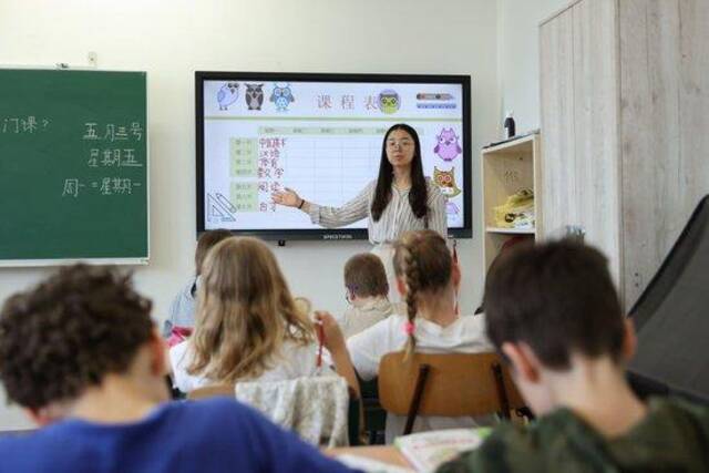 匈中双语学校老师阮文英给三年级的孩子们上中文课（2024年5月3日摄）。