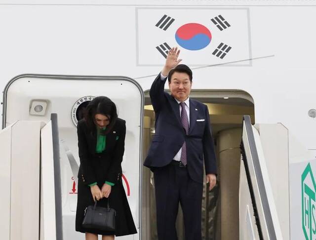 ▲当地时间2023年3月17日，日本东京，韩国总统尹锡悦和夫人金建希结束为期两天的访问，启程回国。图/ICphoto