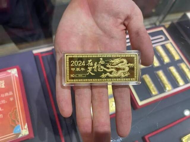 这是在北京一家商场拍摄的金条。来源：新华社