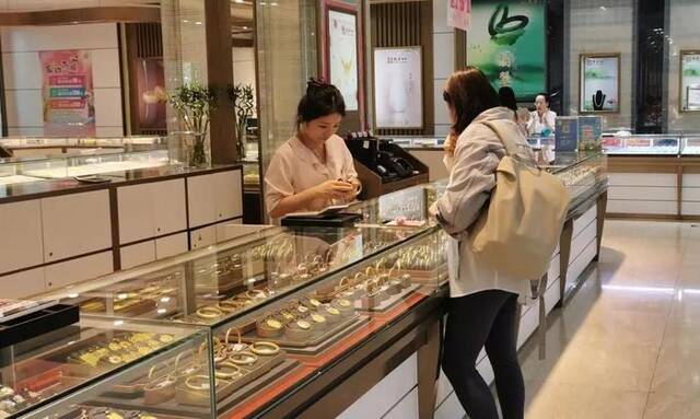 5月6日，顾客在北京一家金店选购金饰。来源：新华社