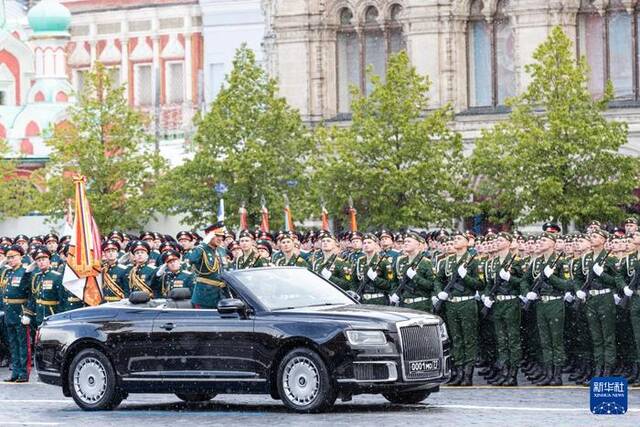 5月9日，在俄罗斯首都莫斯科，俄罗斯国防部长绍伊古（前）在阅兵式上检阅部队。新华社记者白雪骐摄