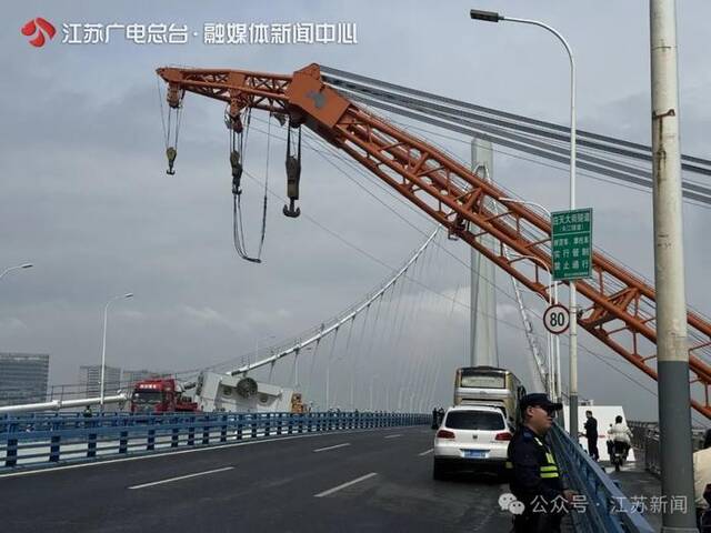 南京货车侧翻撞坏夹江大桥？官方通报：初步判断桥梁主体结构安全
