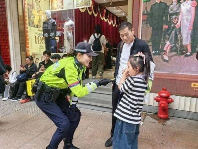 因为太帅走红，上海外滩特警回应：保证工作的情况下可以合照互动