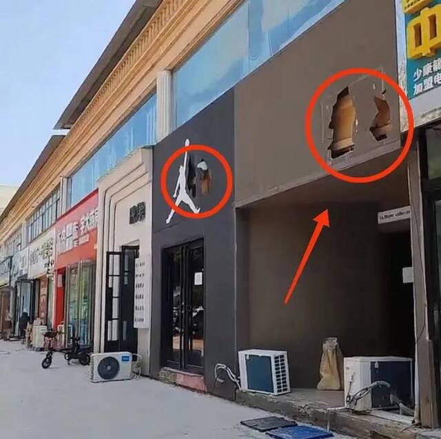 店铺招牌被毁。图源：网传视频截图