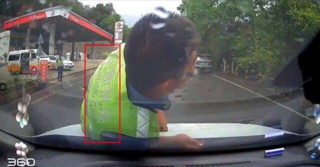 云南交通执法人员“碰瓷”式执法，直接扑到了车辆前机盖上？官方回应