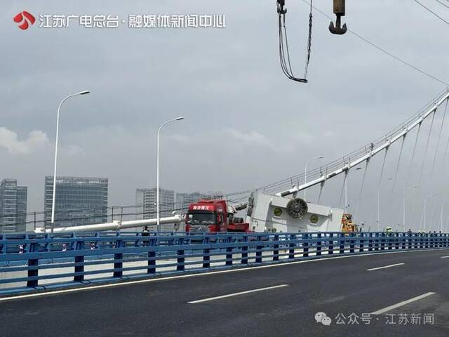 黄牌货车侧翻！南京应天大街隧道、夹江桥双向封闭！现场画面来了