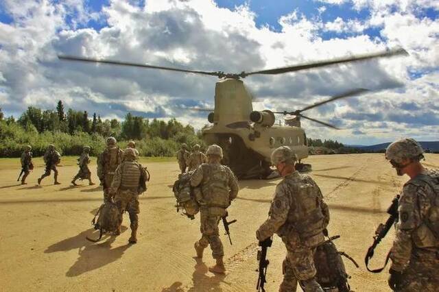 美军搭乘运输直升机。图/美陆军官网