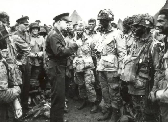 盟军统帅艾森豪威尔视察即将出征的美军伞兵。图/美国战史网站