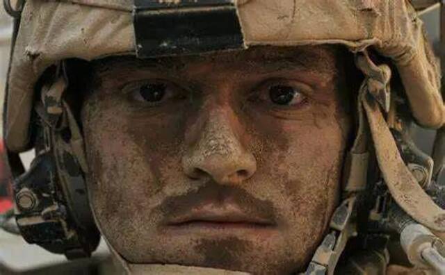 满脸征尘、神色疲惫的美军士兵。图/美国商业内幕网站