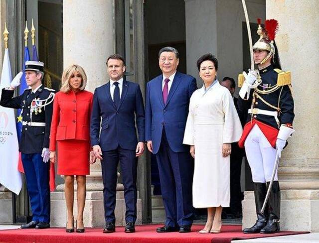 当地时间5月6日下午，国家主席习近平在巴黎爱丽舍宫同法国总统马克龙举行会谈。这是习近平和夫人彭丽媛同马克龙和夫人布丽吉特合影。新华社记者殷博古摄