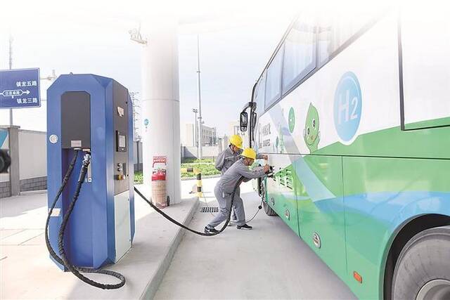 浙江省宁波市，工作人员正在给一辆绿色环保氢能车注氢。图片来源：视觉中国