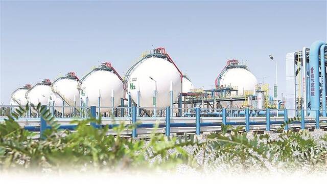 新疆维吾尔自治区阿克苏地区，中国石化新星绿氢公司制氢厂内，一个个储氢罐装置整齐排列。图片来源：视觉中国