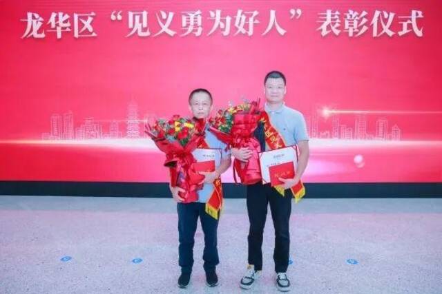 刘永缙（右一）获评深圳市龙华区“见义勇为好人”受访者供图