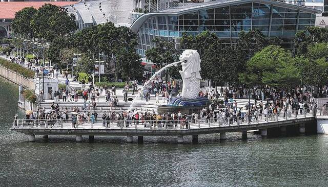 2024年年初，游客在新加坡鱼尾狮公园内游览。图/ICphoto