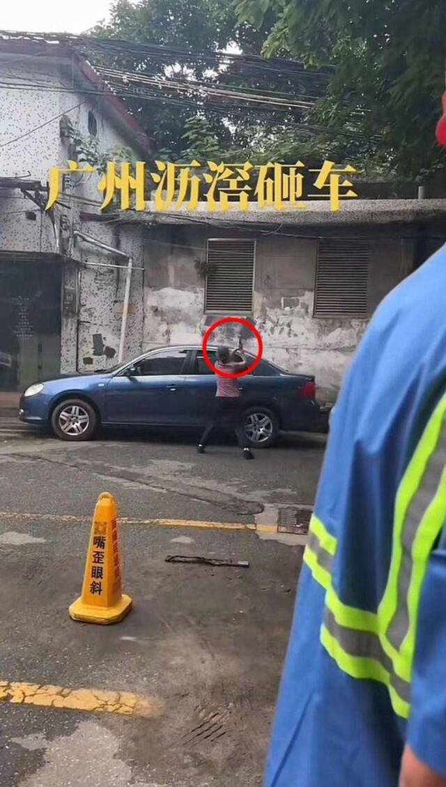 广州一老太手持铁锤砸毁十几辆汽车？街道办：警方已介入