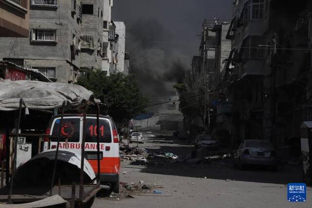 5月13日，在加沙地带北部杰巴利耶难民营，以军轰炸后升起浓烟。新华社发（阿卜杜勒拉赫曼·萨拉马摄）