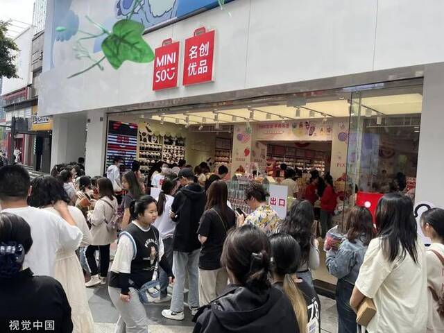 2024年4月4日，成都，春熙路名创优品旗舰店，顾客排队抢购联名产品。