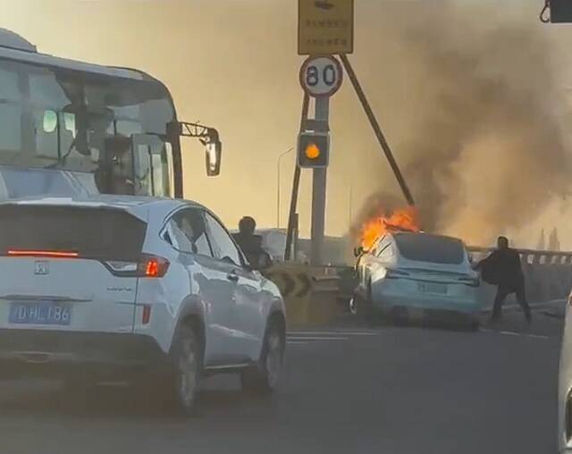 上海一特斯拉事故后起火有人破窗 官方通报：司机操作不当、已送医