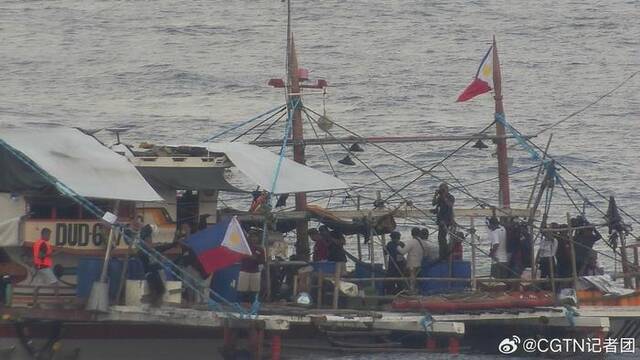 菲律宾多艘船只在我黄岩岛邻近海域非法聚集 中国海警依法现场管制