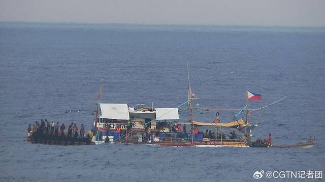 菲律宾多艘船只在我黄岩岛邻近海域非法聚集 中国海警依法现场管制