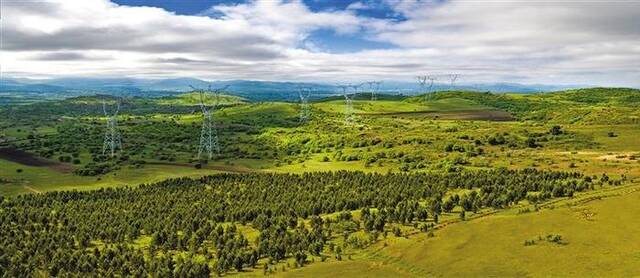内蒙古首条特高压电力外送工程——1000千伏锡林郭勒盟—山东特高压交流输电工程。