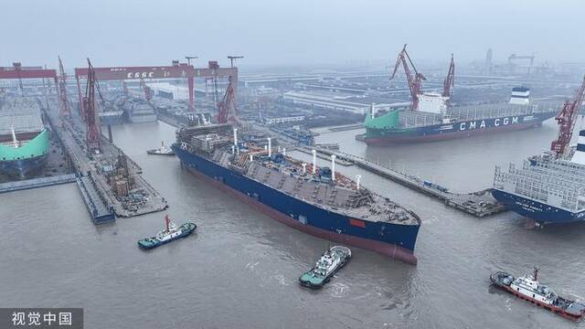 3月24日，中船长兴造船基地沪东中华2号船坞，首次呈现了4艘17.4万立方米LNG船同坞并建场景图自视觉中国