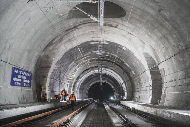 全国最长单洞双线铁路隧道川青铁路德胜隧道贯通