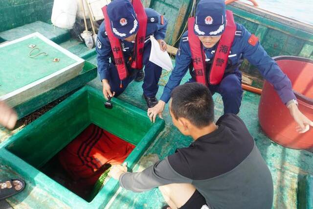 图为5月15日海警执法员对渔船进行检查。（中国海警局南海分局供图）