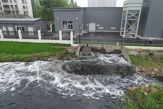 2024年4月19日，督察组暗查发现，雷家垱大量雨污混合水直排河道。督察组供图