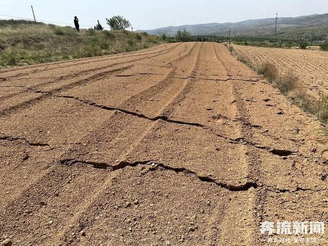 地面开裂。