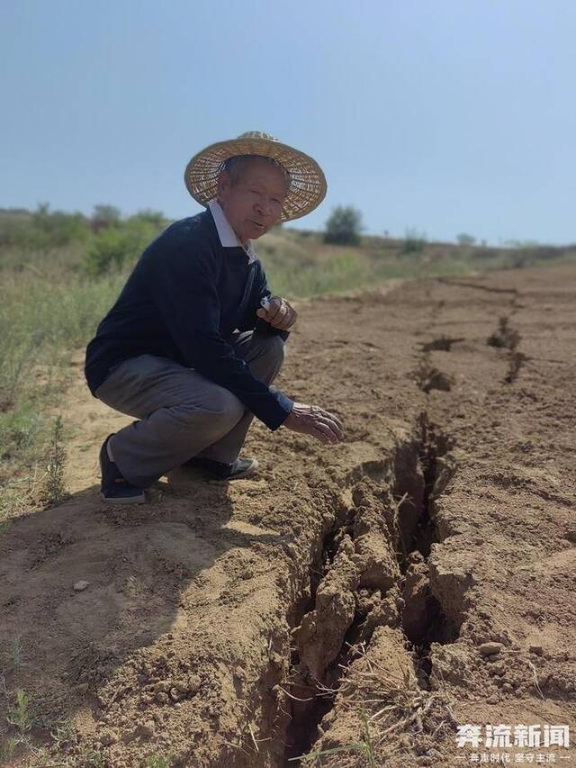 地面开裂。