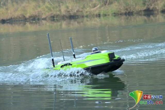 无人测量船正在河面行驶。敬凡摄
