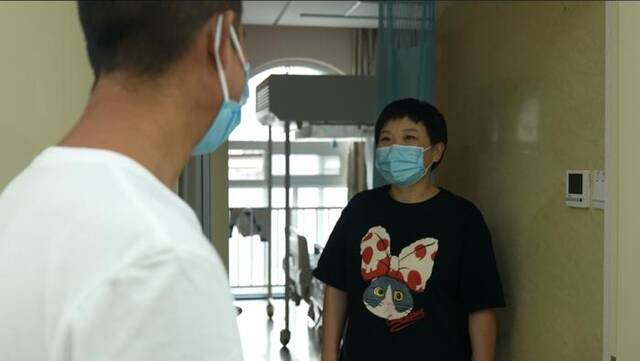 默默父亲因为不能进无菌病房，隔着门和母子说话。