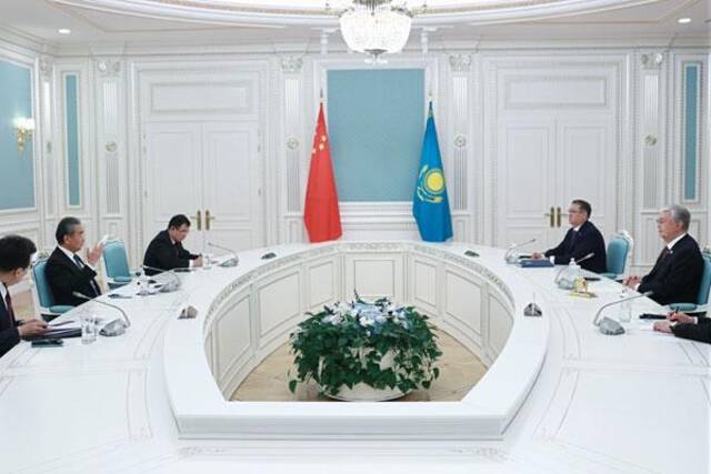 哈萨克斯坦总统托卡耶夫会见王毅