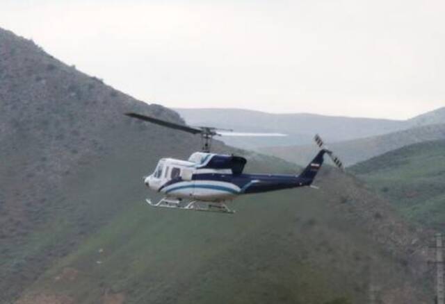 早些时候伊朗总统乘坐的贝尔212直升机起飞。图/英国广播公司网站