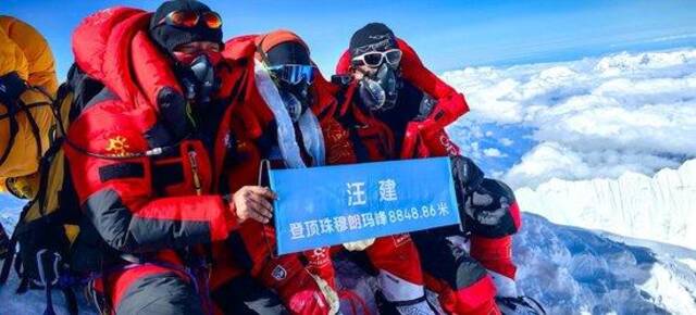 70岁登山者汪建登顶珠峰，刷新中国纪录