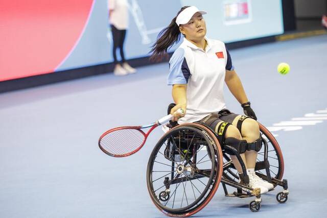 为了比赛时更好地移动轮椅，李晓辉左手都会戴一只手套。新京报记者王子诚摄