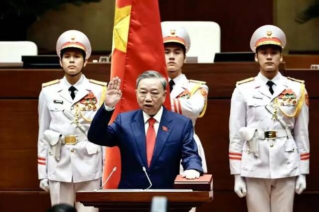 5月22日上午，苏林宣誓就任越南国家主席（图：越南政府新闻网）