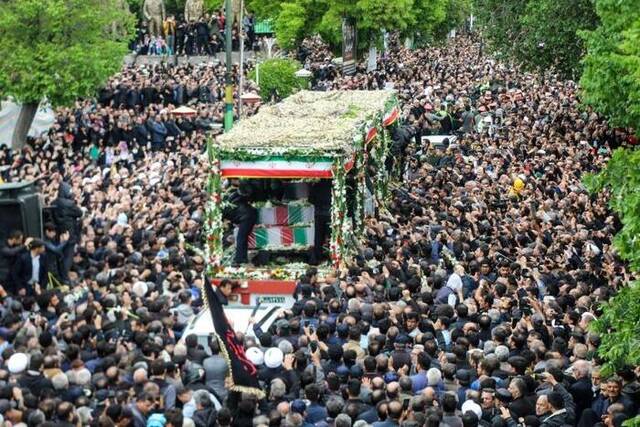 当地时间21日，数以万计伊朗民众聚集哀悼伊朗总统莱希图自外媒